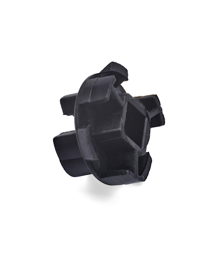 Svart plastkomponent med flera utstickande flikar och en hexagonformad mittdel.
