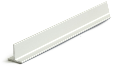 Vitt T-formad aluminiumprofil med slät yta, placerad diagonalt mot en vit bakgrund.