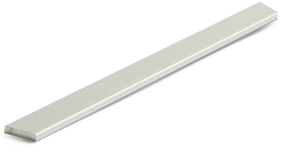 En lång, platt aluminiumskena med jämn yta mot vit bakgrund.