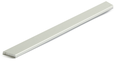 Aluminiumskena med rektangulär form och slät yta, placerad diagonalt mot en vit bakgrund.