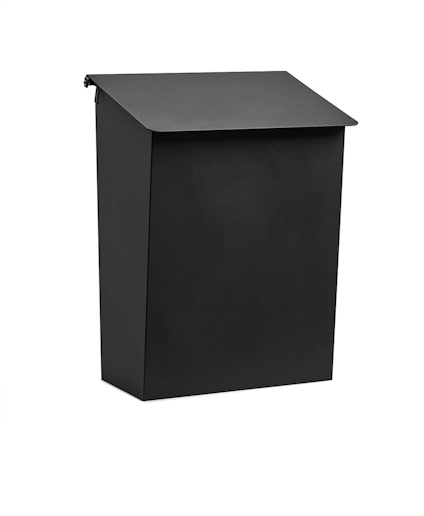 Svart, rektangulär postlåda med lutande lock och enkel design.