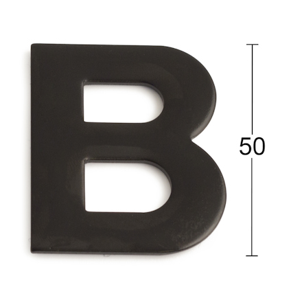 Svart bokstav "B" med en höjd på 50 mm, fotad mot en vit bakgrund.