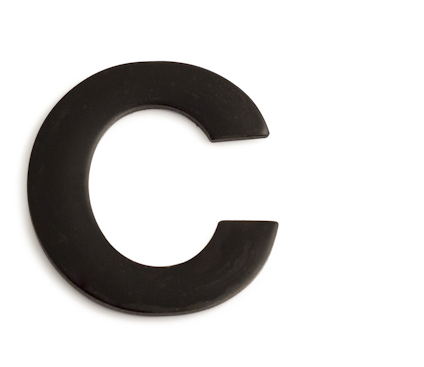 Svart bokstav "C" i tjockt, självhäftande material på vit bakgrund.