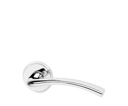 Kromat dörrhandtag med rund rosett och svagt böjd design.