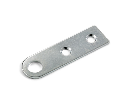 Metallbleck med fyra hål i varierande storlek, avlång och rektangulär form.