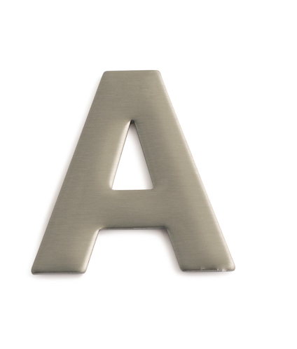 Självhäftande metallbokstav "A" i borstat stål mot en vit bakgrund.