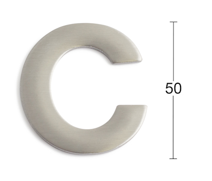 Bokstaven C i metall med en höjd på 50 mm.