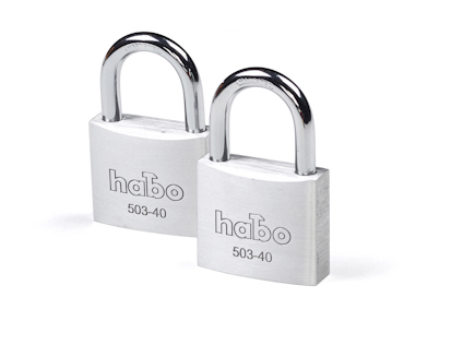 Två silverfärgade hänglås med texten "habo 503-40" på framsidan, stående bredvid varandra.
