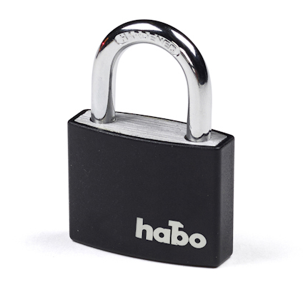 Svart hänglås med silverdetaljer och märket "habo" i vit text på framsidan.
