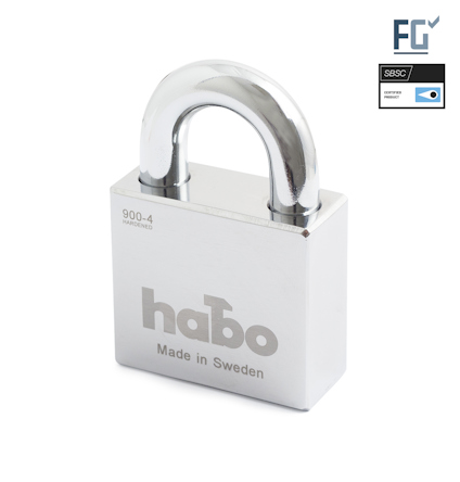 Hänglås av metall med texten "habo Made in Sweden 900-4 Hardened" och certifieringsmärken i övre hörnet.