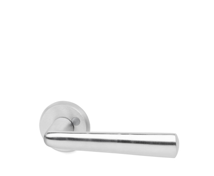 Silverfärgat dörrhandtag med rund rosett och kromfinish, sett från sidan.