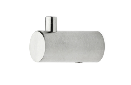 Cylindrisk, borstad metallkrok med kort utskjutande del på ovansidan.