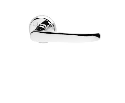 Kromat dörrhandtag med rund rosett i metall.