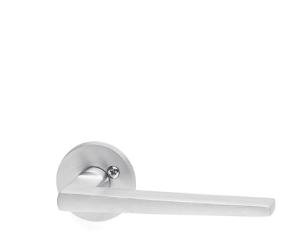 Dörrhandtag i krom med rund rosett och cylindrisk grepp i silverfärg.