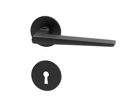 Svart dörrhandtag och nyckelskylt med modern design.