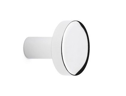 Rund dörrknopp i krom med en blank, spegelblank yta och en cylindrisk bas.