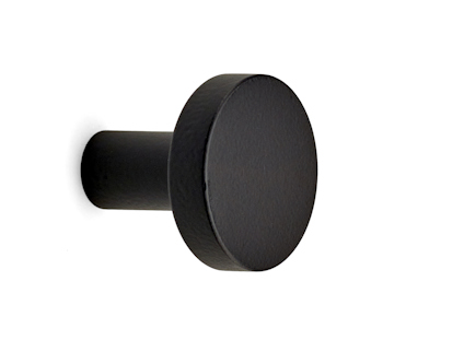 Svart, rund dörrknopp i metall med enkel design, sedd från sidan mot en vit bakgrund.