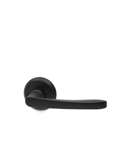 Svart dörrhandtag med rund rosett och elegant böjd design på vit bakgrund.