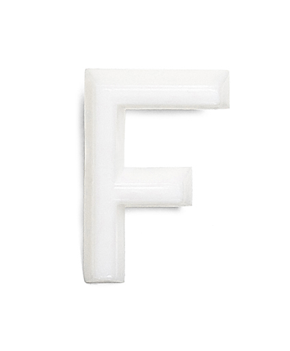 Vit bokstav "F" i plast med en glansig yta mot en vit bakgrund.