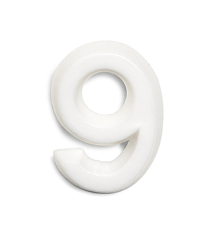 Vit, tredimensionell siffra nio i plast med en slät yta, sedd mot en vit bakgrund.