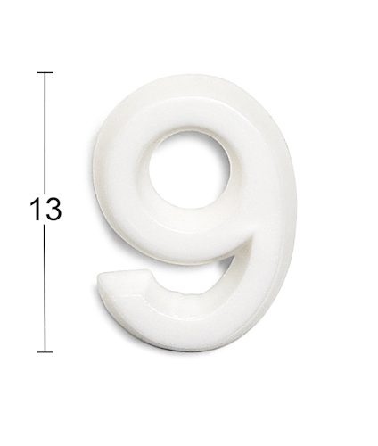 Vit plastsiffra 9 med höjdangivelse 13.