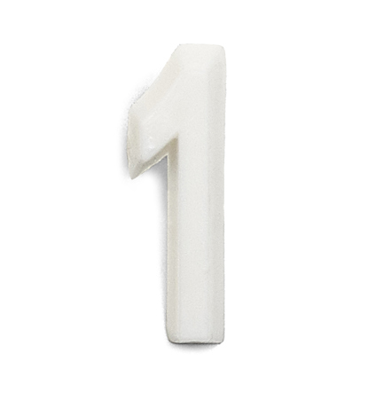 Vit plastsiffra "1" mot vit bakgrund.