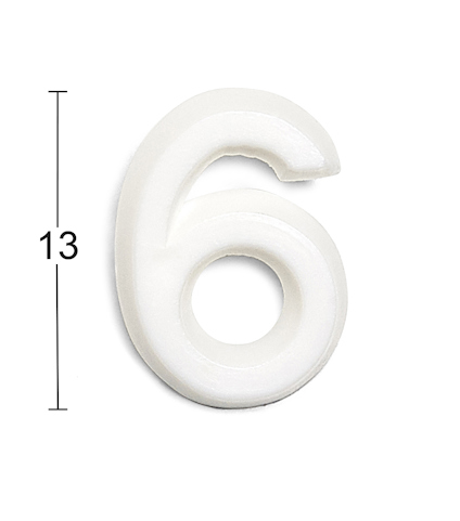 Vit, kurvig siffra sex med höjdmarkering 13.