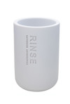 Vit tandborstmugg med texten "RINSE BATHROOM ACCESSORIES" vertikalt på sidan.