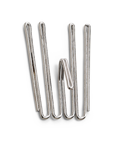 Metalliska fingerkrokar i silverfärg staplade tillsammans mot vit bakgrund.