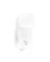 Vit, transparent plastkomponent med två hål, ett cirkulärt och ett ovalt, liggande mot vit bakgrund.