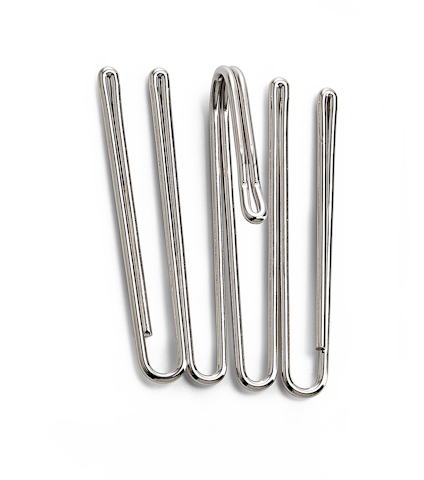 En metallkrok med ett böjt design, avsedd för att fästa eller hänga föremål.
