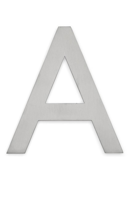 Bokstaven "A" i borstat metall med skarpa kanter på vit bakgrund.