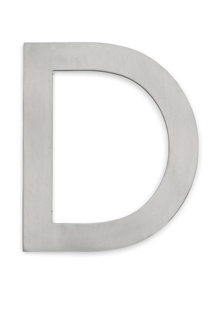 Metallbokstav "D" i rostfritt stål med en matt yta.