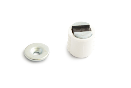 Vitt cylinderformat magnetlås med en separat metallbricka på en vit bakgrund.