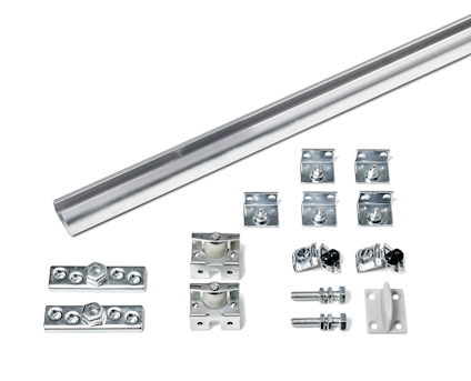 Metallrör med fästen, skruvar och beslag arrangerade på vit bakgrund.