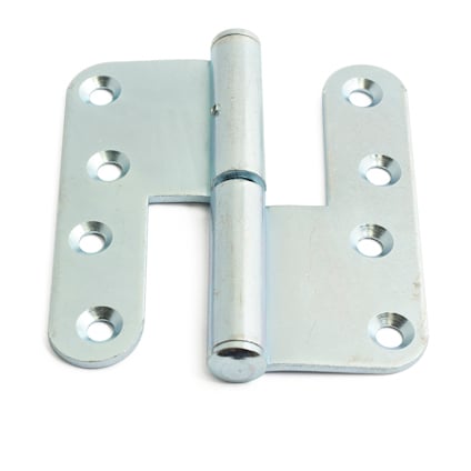 Metallgångjärn med sex skruvhål och en cylinderformad del i mitten, sett mot vit bakgrund.