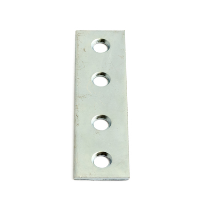 Metallplatta med fyra hål i rad för skruvmontering.