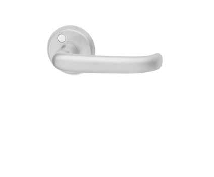Kromat dörrhandtag med rund rosett och enkel, modern design mot vit bakgrund.