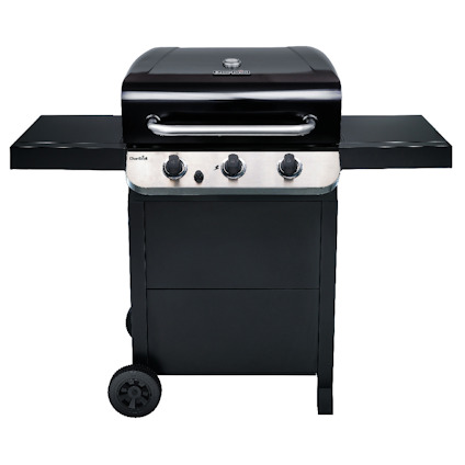 Svart gasolgrill med tre vred och två sidobord, nedre förvaringsskåp och hjul på ena sidan. märkt "Char-Broil".