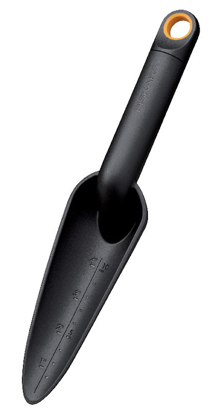 Smal planteringsspade i svart med måttmarkeringar på bladet och ett orange hål för upphängning i handtaget.
