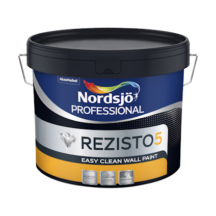 Färgburk med etikett "Nordsjö Professional Rezisto 5 Easy Clean Wall Paint", svart lock och bärhandtag.