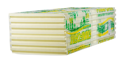 Rektangulära isoleringsskivor staplade och inslagna i plast med grön text.