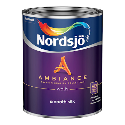 Färgbehållare med Nordsjö Ambiance Smooth Silk, lila etikett med logotyp och text om färgtyp och egenskaper.