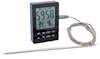 Digital termometer med sond och kabel, visande tid och temperatur på en skärm.