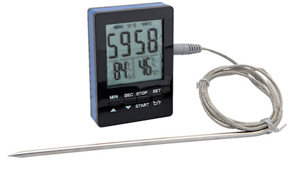 Digital termometer med sond och kabel, visande tid och temperatur på en skärm.