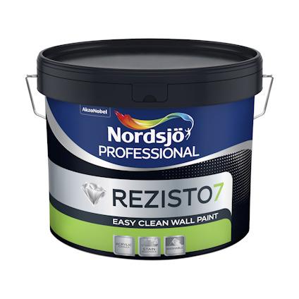 Burk med väggfärg, märkt "Nordsjö Professional Rezisto 7", mot svart bakgrund. Inkluderar symboler för akryl, fläckskydd, tvättbar.