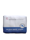 En vit och blå påse med texten "aalborgportland" och "AALBORG WHITE CEMENT".
