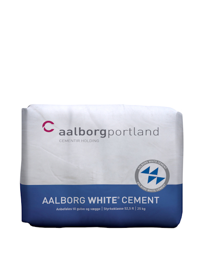 En vit och blå påse med texten "aalborgportland" och "AALBORG WHITE CEMENT".