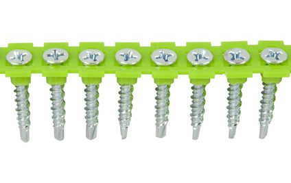 Flera metallskruvar fast förankrade i en grön plastremsa, arrangerade på rad.