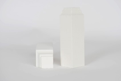 Vit fyrkantig och rektangulär behållare bredvid en mindre kubisk behållare, på vit bakgrund.